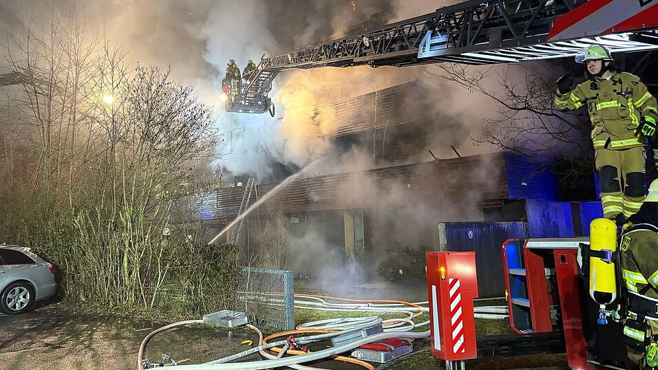 Wegen des Brandes wurden dutzende Bewohner in einer gegenüberliegenden Halle untergebracht. Wegen des Brandes wurden dutzende Bewohner in einer gegenüberliegenden Halle untergebracht.