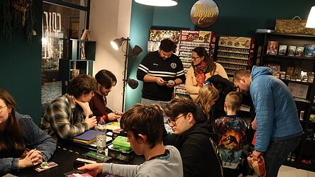 Bei der Tauschparty wird flei&szlig;ig verhandelt und mit den Karten gespielt.