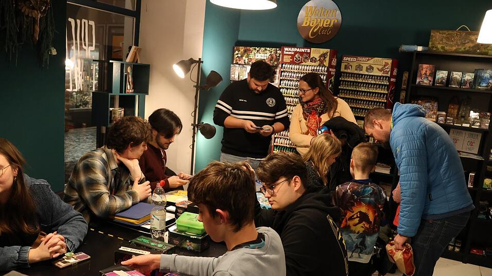 Bei der Tauschparty wird flei&szlig;ig verhandelt und mit den Karten gespielt.