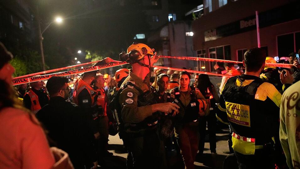 Sicherheits- und Rettungskr&auml;fte eilen zu der Einschlagstelle.
