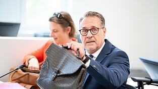 Der einst fr&uuml;here FP&Ouml;-Chef Strache bestreitet die Vorw&uuml;rfe.