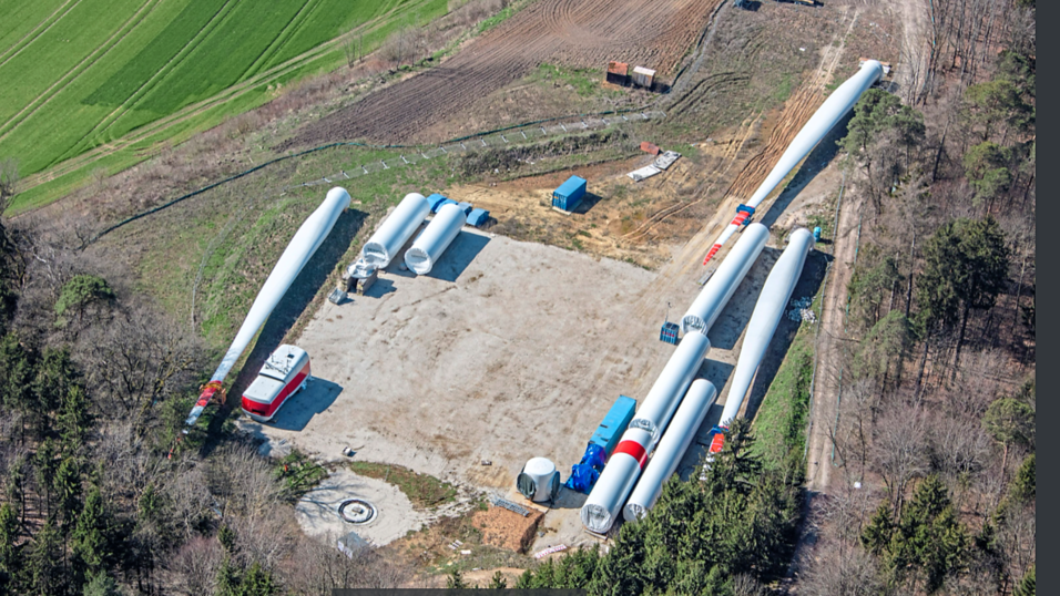 Die geplante Windkraftanlage in Pfettrach scheiterte 2020 endgültig. Die Bauteile des Windrads waren bereits vor Ort und wurden vom Betreiber EnBW wieder abtransportiert. Die geplante Windkraftanlage in Pfettrach scheiterte 2020 endgültig. Die Bauteile des Windrads waren bereits vor Ort und wurden vom Betreiber EnBW wieder abtransportiert.
