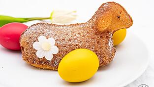 Durch den Eierlikör bekommt das Osterlamm ein tolles Aroma.