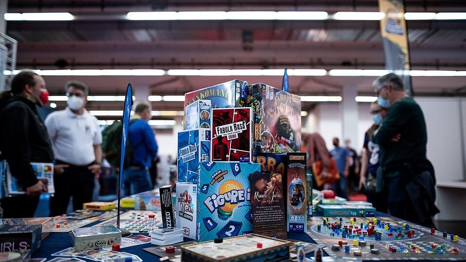 Auf der SPIEL können vor Ort die neusten Spiele ausprobiert und gekauft werden. Auf der SPIEL können vor Ort die neusten Spiele ausprobiert und gekauft werden.