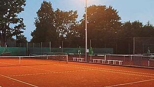 Im Juni weihte die DJK-Tennisabteilung ihre neue Flutlichtanlage ein.