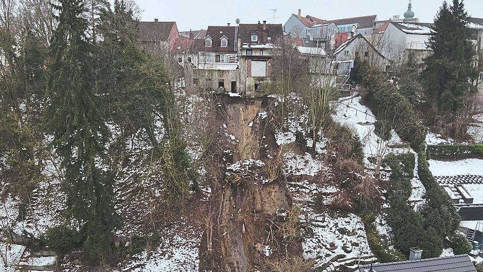 Die Luftaufnahme der Landauer Feuerwehr vom Tag des Hangrutschs am 17. Januar zeigt das Ausma&szlig; des Schadens. Gl&uuml;cklicherweise ist der abgegangene Bereich nicht sehr breit: &bdquo;Die Sache ist deutlich &uuml;berschaubarer, als anfangs bef&uuml;rchtet&ldquo;, sagt Bauamtsleiter Michael Schmidt-Ramsin.