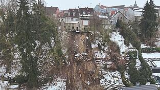 Die Luftaufnahme der Landauer Feuerwehr vom Tag des Hangrutschs am 17. Januar zeigt das Ausma&szlig; des Schadens. Gl&uuml;cklicherweise ist der abgegangene Bereich nicht sehr breit: &bdquo;Die Sache ist deutlich &uuml;berschaubarer, als anfangs bef&uuml;rchtet&ldquo;, sagt Bauamtsleiter Michael Schmidt-Ramsin.