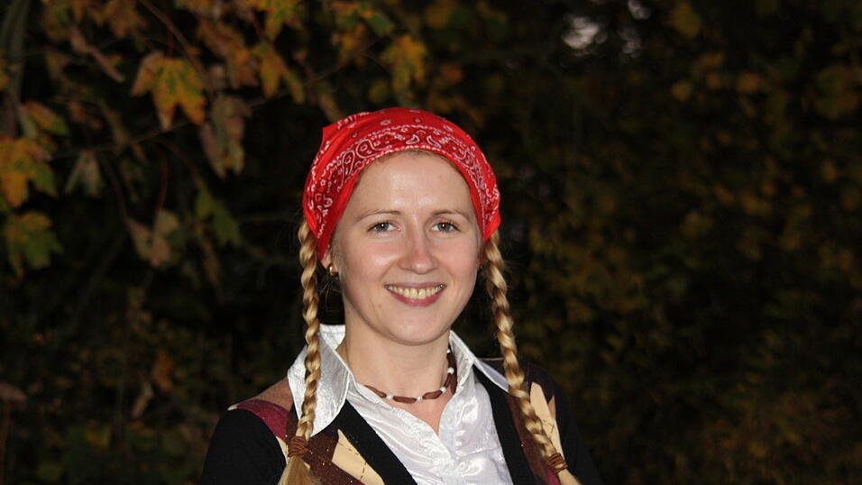 Inga als 'Rot-Z&ouml;pfchen' beim Gruseldreh im finsteren Steinacher Wald. (Foto: Pfeffer)