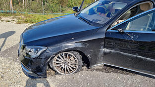 Beim Unfall wurden die Fahrzeuginsassen verletzt.