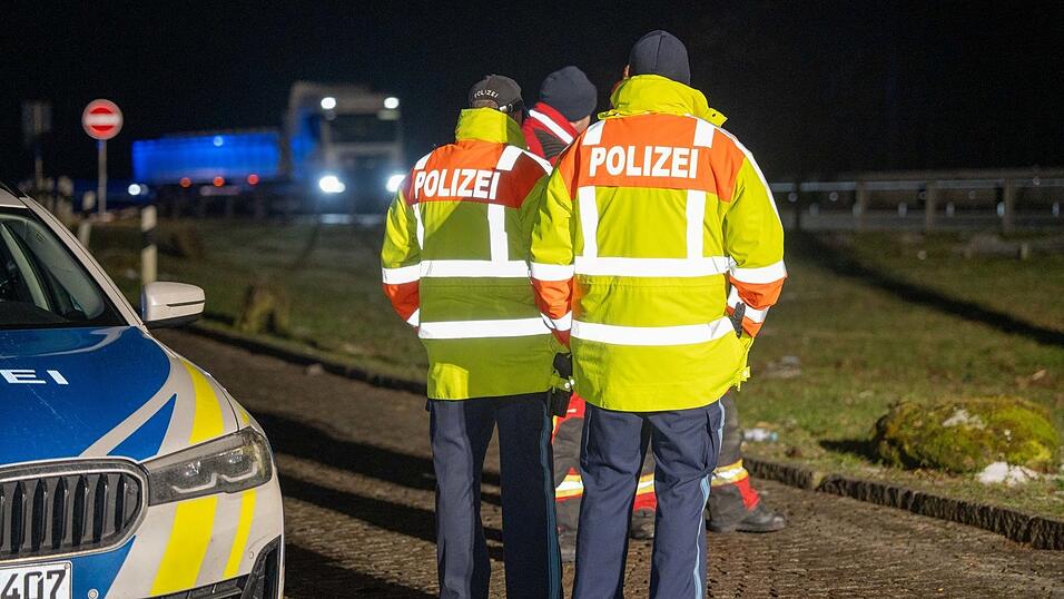 Auf einem Rastplatz bei Beratzhausen hat sich ein Auto überschlagen.