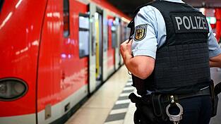 Die Bundesregierung hat die Zahl der Straftaten an Bahnhöfen ausgewertet. (Symbolfoto)