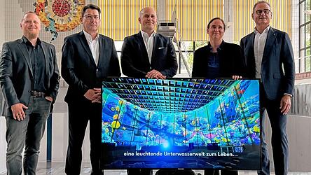 Freuen sich auf das Tiefsee-Licht-Spektakel im Hallenbad: Kulturreferent Wolfgang Dersch (von rechts), Kulturoptimistin Julia K&ouml;ppel, Betriebsleiter Alexander S&uuml;&szlig; und Stadtwerk-Gesch&auml;ftsf&uuml;hrer Manfred Koller.