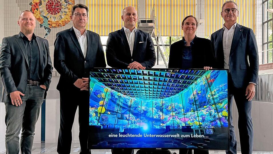 Freuen sich auf das Tiefsee-Licht-Spektakel im Hallenbad: Kulturreferent Wolfgang Dersch (von rechts), Kulturoptimistin Julia K&ouml;ppel, Betriebsleiter Alexander S&uuml;&szlig; und Stadtwerk-Gesch&auml;ftsf&uuml;hrer Manfred Koller.