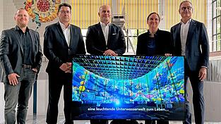 Freuen sich auf das Tiefsee-Licht-Spektakel im Hallenbad: Kulturreferent Wolfgang Dersch (von rechts), Kulturoptimistin Julia K&ouml;ppel, Betriebsleiter Alexander S&uuml;&szlig; und Stadtwerk-Gesch&auml;ftsf&uuml;hrer Manfred Koller.