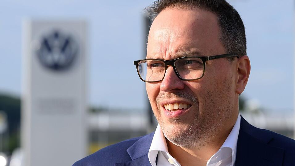 Auch Sachsens Wirtschaftsminister Dirk Panter (SPD) hat auf der Betriebsversammlung zu den Besch&auml;ftigten von VW in Zwickau gesprochen.
