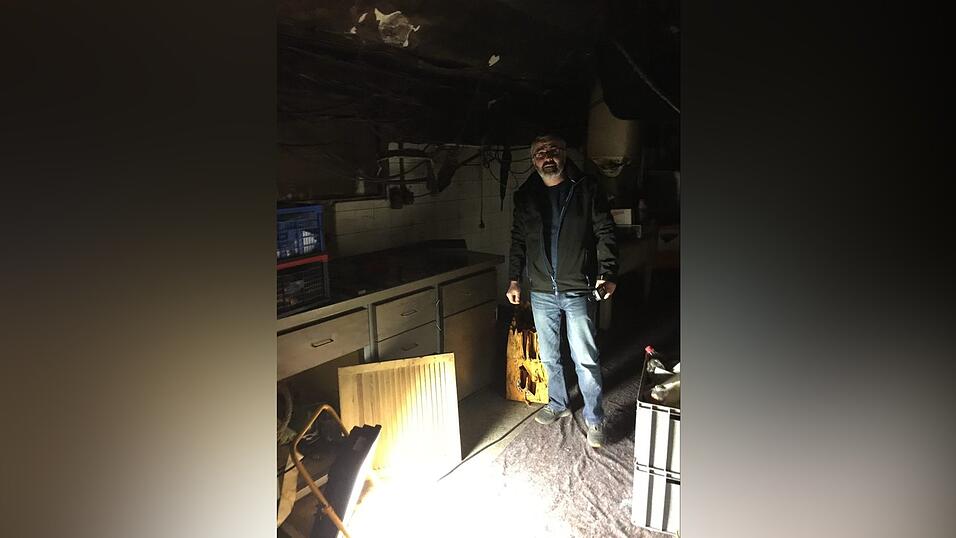 War ausnahmsweise völlig sprachlos: Stuart Molloy in der völlig zerstörten Küche des Irish Pub. War ausnahmsweise völlig sprachlos: Stuart Molloy in der völlig zerstörten Küche des Irish Pub.