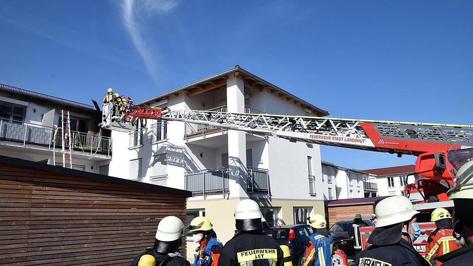 Die Einsatzkr&auml;fte bek&auml;mpften den Brand von Au&szlig;en unter Einsatz von Atemschutzger&auml;t.