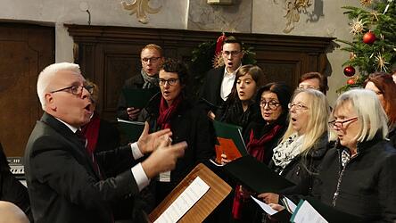 Der 'Chor der Pfarrkirche Mari&auml; Himmelfahrt Atting-Perkam' unter der Leitung von Heinrich Reif.