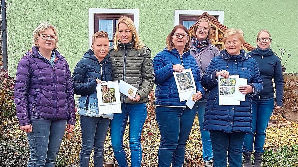 Elke Auburger, Evi Simeth und Familie Zellner sind die Preistr&auml;ger des Fotowettbewerbs dasRegentalbl&uuml;ht vom OGV Walderbach. Mit ihren Gewinnen erhielten sie vom OGV-Team auch die ersten Exemplare des druckfrischen Fotokalenders, der ab sofort erh&auml;ltlich ist.