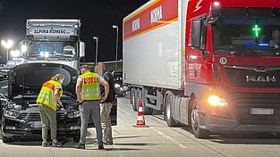 F&uuml;nf Stunden lang kontrollieren Einsatzkr&auml;fte aus Deutschland, &Ouml;sterreich und Tschechien auf der A 3 vor der &ouml;sterreichischen Grenze. Die Ma&szlig;nahme wurde monatelang vorbereitet. Mit dem Ergebnis sind die Verantwortlichen um 2 Uhr in der Nacht zufrieden.