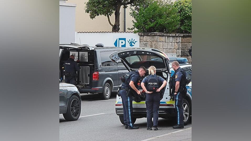 Viel Polizei beim Einsatz wegen des Stichworts „Schusswaffe“.