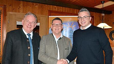 Freie W&auml;hler-Kreisvorsitzender Christian Nerb (links) und Dennis Diermeier als Vorsitzender der FW-Kreisvereinigung (rechts) w&uuml;nschten B&uuml;rgermeisterkandidat Helmut Fichtner und seinen Mitstreitern viel Erfolg bei der Kommunalwahl im M&auml;rz n&auml;chsten Jahres.