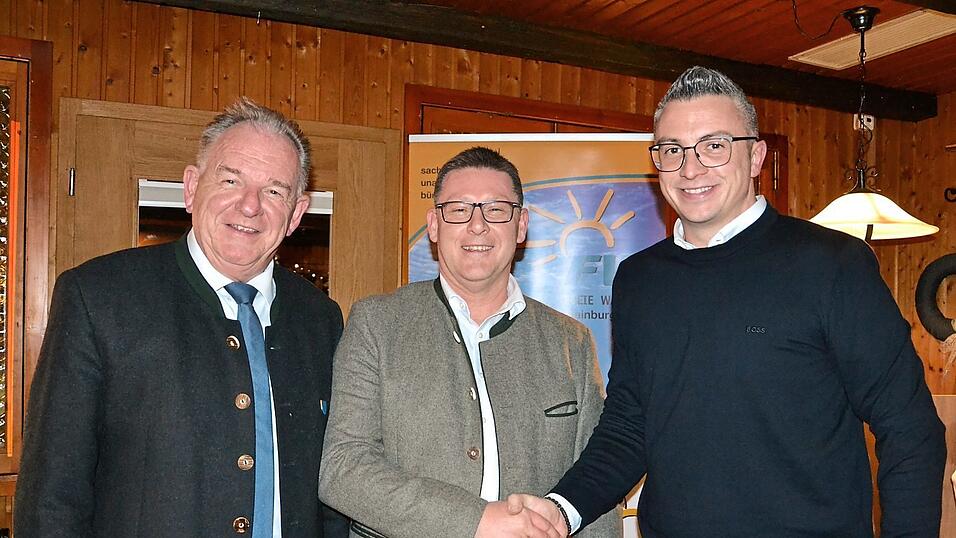 Freie Wähler-Kreisvorsitzender Christian Nerb (links) und Dennis Diermeier als Vorsitzender der FW-Kreisvereinigung (rechts) wünschten Bürgermeisterkandidat Helmut Fichtner und seinen Mitstreitern viel Erfolg bei der Kommunalwahl im März nächsten Jahres.