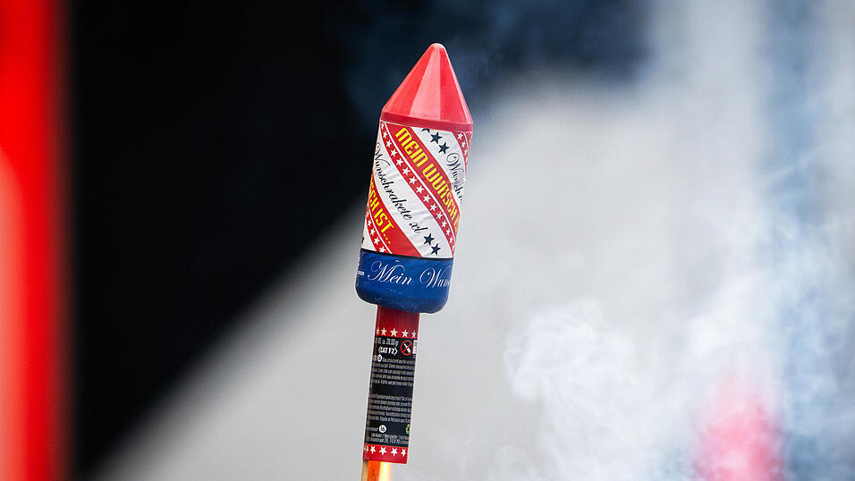 Aus einer Silvesterrakete und einer Gaskartusche hatte der 41-Jährige laut Polizei eine 'Sprengvorrichtung' gebaut. (Symbolbild) Aus einer Silvesterrakete und einer Gaskartusche hatte der 41-Jährige laut Polizei eine 'Sprengvorrichtung' gebaut. (Symbolbild)
