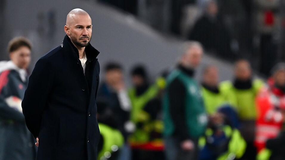 Hoffenheims Trainer Christian Ilzer am Spielfeldrand.