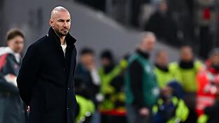 Hoffenheims Trainer Christian Ilzer am Spielfeldrand.