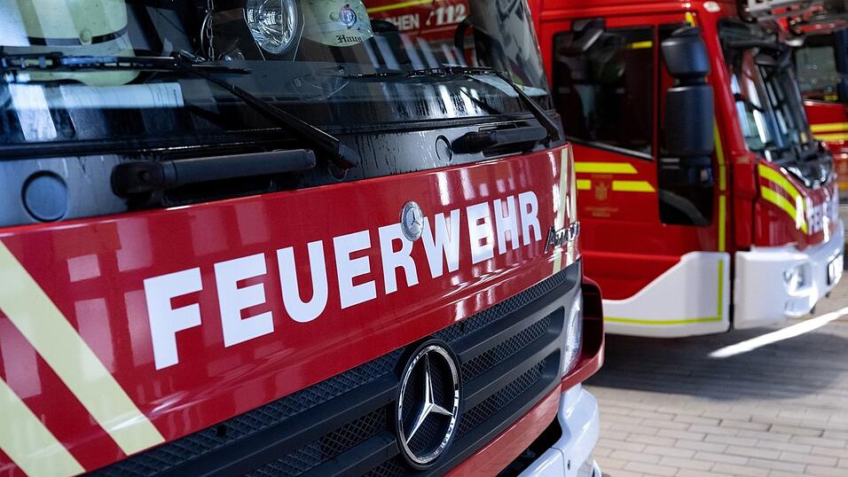 Die Feuerwehr l&ouml;scht den Brand. (Symbolbild)