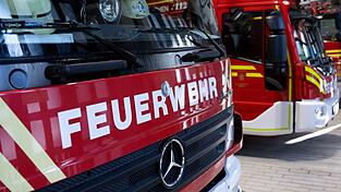 Die Feuerwehr löscht den Brand. (Symbolbild) Die Feuerwehr löscht den Brand. (Symbolbild)