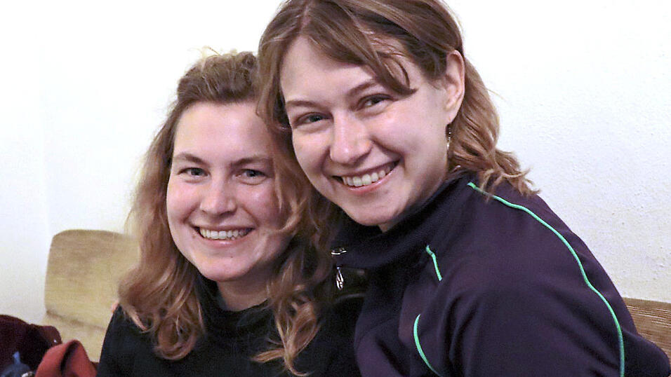 Freya M&uuml;ller (links) und Anna Kiesewetter von der Gruppe Fem*Jam im Caf&eacute; 'Die Couch', wo der erste Fem*Jam stattfand und sie sich regelm&auml;&szlig;ig f&uuml;r den Fem*Tisch, einen feministischen Stammtisch, treffen.
