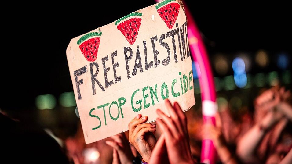 «Free Palestine - Stop Genocide» steht auf einem Plakat bei dem Auftritt vom US-Rapper Macklemore. Es war eine von wenigen politischen Botschaften im Publikum. «Free Palestine - Stop Genocide» steht auf einem Plakat bei dem Auftritt vom US-Rapper Macklemore. Es war eine von wenigen politischen Botschaften im Publikum.