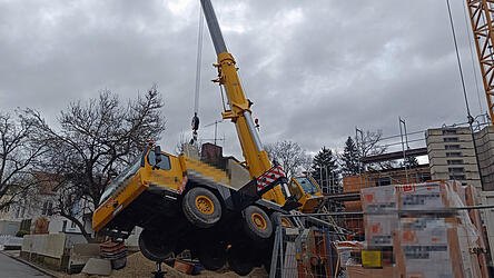 Die gesamte Front des Autokrans h&auml;ngt in der Luft. Die Bergung dauert bis in die Abendstunden.