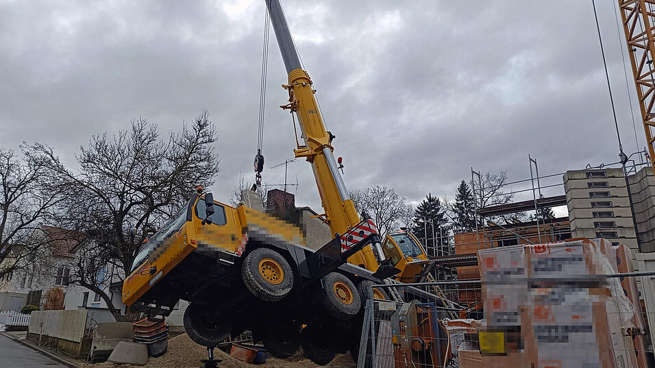 Die gesamte Front des Autokrans h&auml;ngt in der Luft. Die Bergung dauert bis in die Abendstunden.