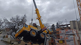 Die gesamte Front des Autokrans h&auml;ngt in der Luft. Die Bergung dauert noch an.