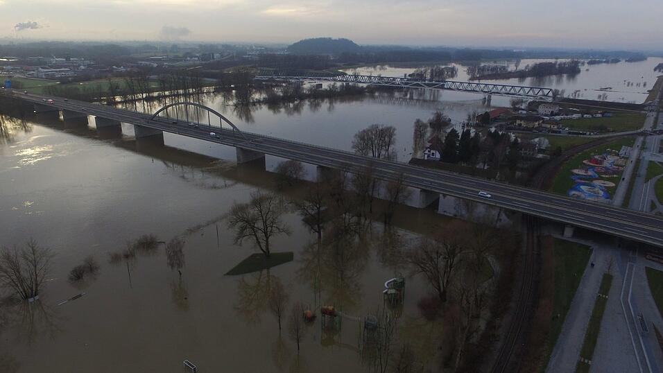 In Deggendorf ist die Lage am Sonntag noch angespannt.