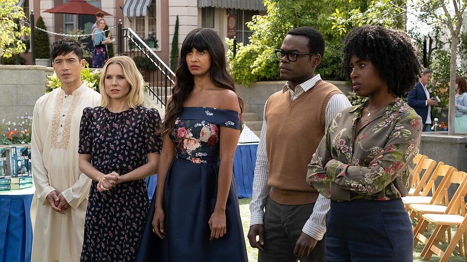 In der Sitcom 'The Good Place' muss sich Eleanor (Zweite von links) in ihrer neuen Nachbarschaft im Himmel zurechtfinden.