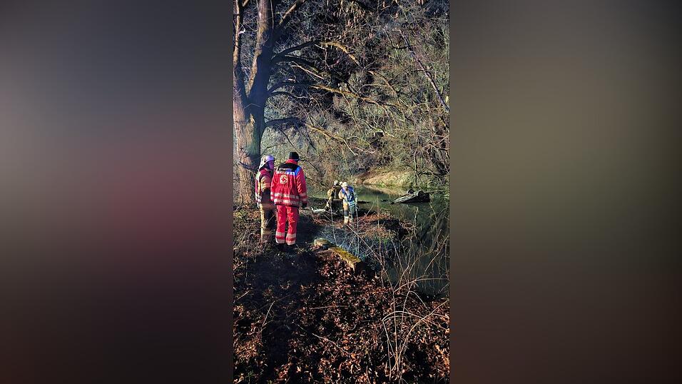 Bei Eberspoint ist ein Auto samt Insassen in die Vils gestürzt. Einsatzkräfte mussten das Fahrzeug später bergen.
