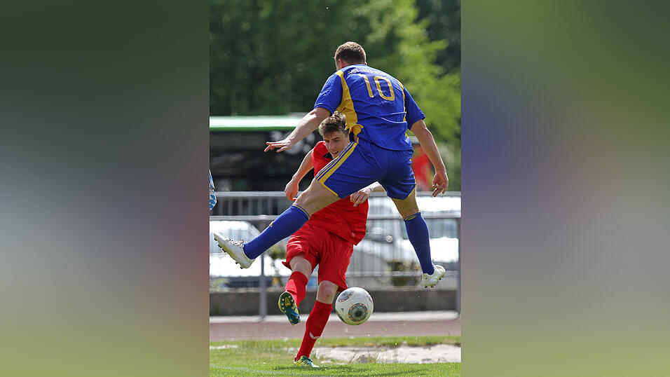 Der TSV Bogen versetzte dem Favoriten aus Affing in der Nachspielzeit den Lucky Punch und siegte mit 2:1 (Foto: Schindler). Der TSV Bogen versetzte dem Favoriten aus Affing in der Nachspielzeit den Lucky Punch und siegte mit 2:1 (Foto: Schindler).