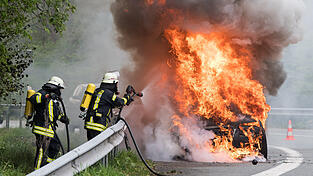 Nachdem die Feuerwehr vor Ort ankam, konnte der Brand schnell gelöscht werden. (Symbolbild)