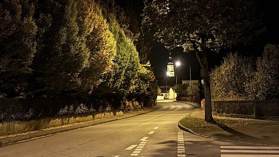 Hell erleuchtet: die Alburger Hauptstraße mit Blick auf die Kirche St. Stephan. Im Ortsteil Alburg sind bereits alle Lampen umgerüstet, sagt Klaus Reisinger. Hell erleuchtet: die Alburger Hauptstraße mit Blick auf die Kirche St. Stephan. Im Ortsteil Alburg sind bereits alle Lampen umgerüstet, sagt Klaus Reisinger.