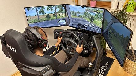 Sieben Lektionen hat Malaika Mkumbu bereits im Fahrsimulator in Landshut durchgespielt.