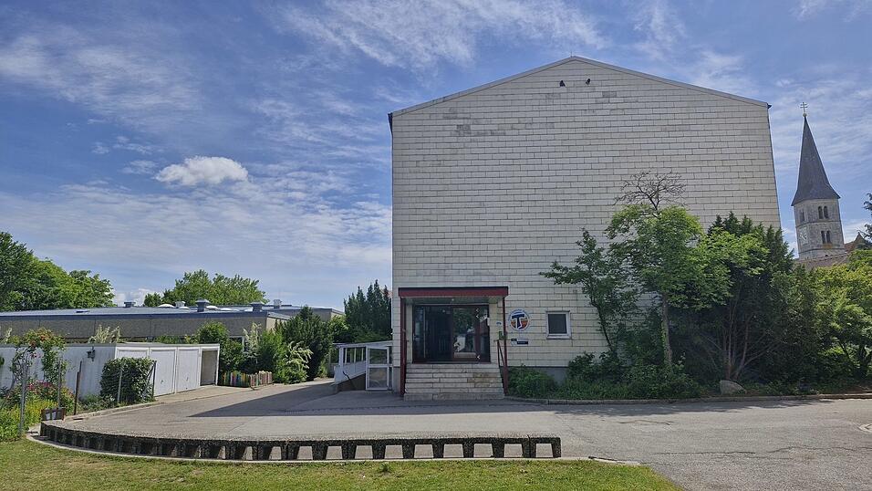 Die Angela-Fraundorfer-Realschule Aiterhofen soll f&uuml;r 19 Millionen Euro generalsaniert und erweitert werden. Ein Zuschussantrag des Tr&auml;gers, der Franziskanerinnen Aiterhofen, hat im Stadtrat - nicht&ouml;ffentlich - f&uuml;r Debatten gesorgt.