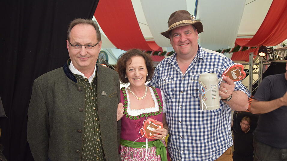 Jimmy James (rechts) beim Besuch im Festzelt Lechner mit Festwirt Martin Lechner (links) und dessen Frau Edith. Jimmy James (rechts) beim Besuch im Festzelt Lechner mit Festwirt Martin Lechner (links) und dessen Frau Edith.