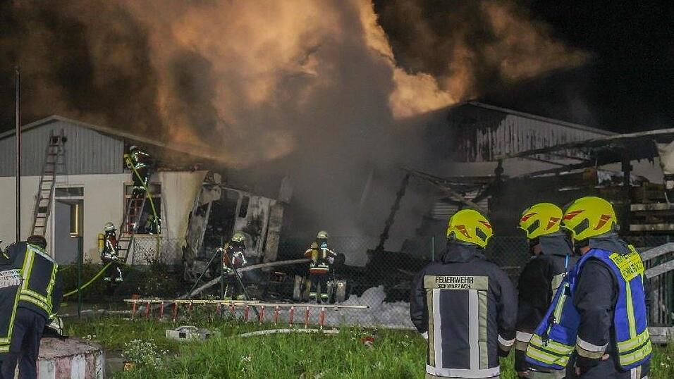 In Hengersberg ist am Dienstagabend ein Lastwagen nach einem Unfall in Brand geraten.