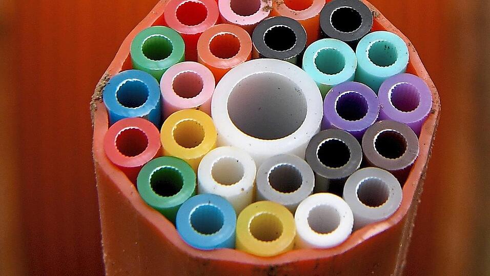 Ein schnelles Glasfasernetz ist für die Stadt Mainburg von entscheidender Bedeutung. Den Abschluss eines Kooperationsvertrages für einen eigenwirtschaftlichen Ausbau hat der Stadtrat nun aber noch einmal vertagt. Ein schnelles Glasfasernetz ist für die Stadt Mainburg von entscheidender Bedeutung. Den Abschluss eines Kooperationsvertrages für einen eigenwirtschaftlichen Ausbau hat der Stadtrat nun aber noch einmal vertagt.