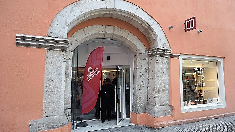 Der Eingang in der Rote-Hahnen-Gasse.