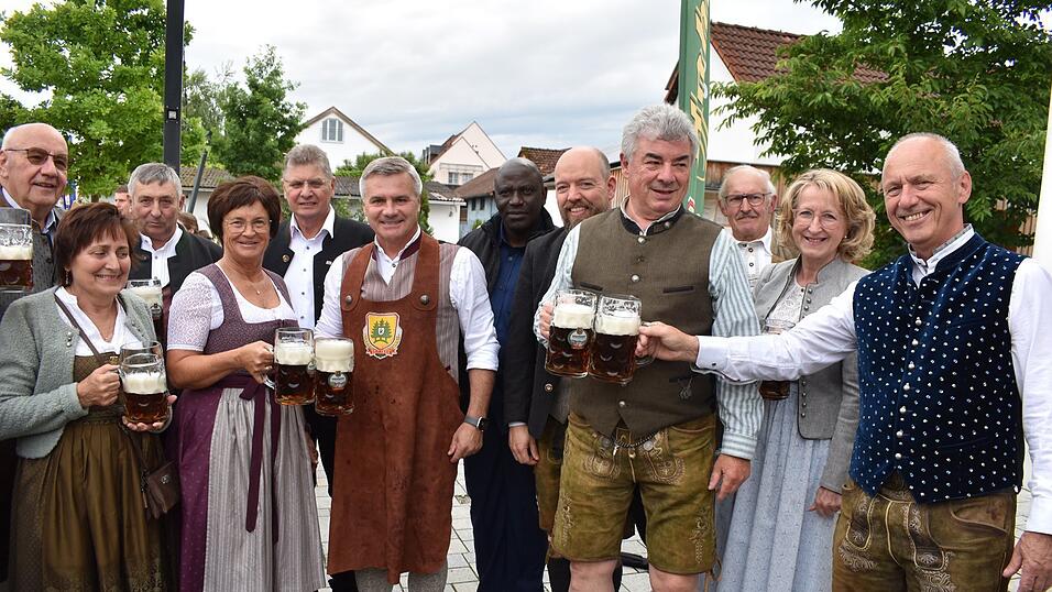 Der Schirmherr (Mitte) und Bürgermeister Josef Reff (rechts) prosteten sich mit den Gästen der umliegenden Gemeinden auf ein fröhliches Volksfest zu. Der Schirmherr (Mitte) und Bürgermeister Josef Reff (rechts) prosteten sich mit den Gästen der umliegenden Gemeinden auf ein fröhliches Volksfest zu.